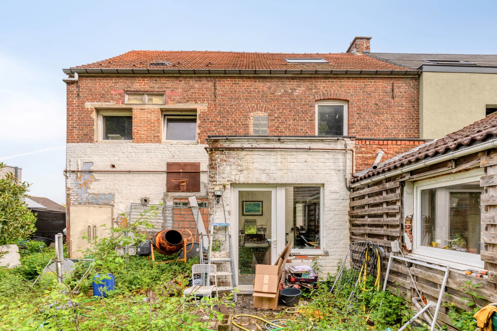 Halfopen bebouwing met 5 ruime slaapkamers, 2 badkamers, garage en tuin in Holsbeek – bewoonbare oppervlakte 214m² 