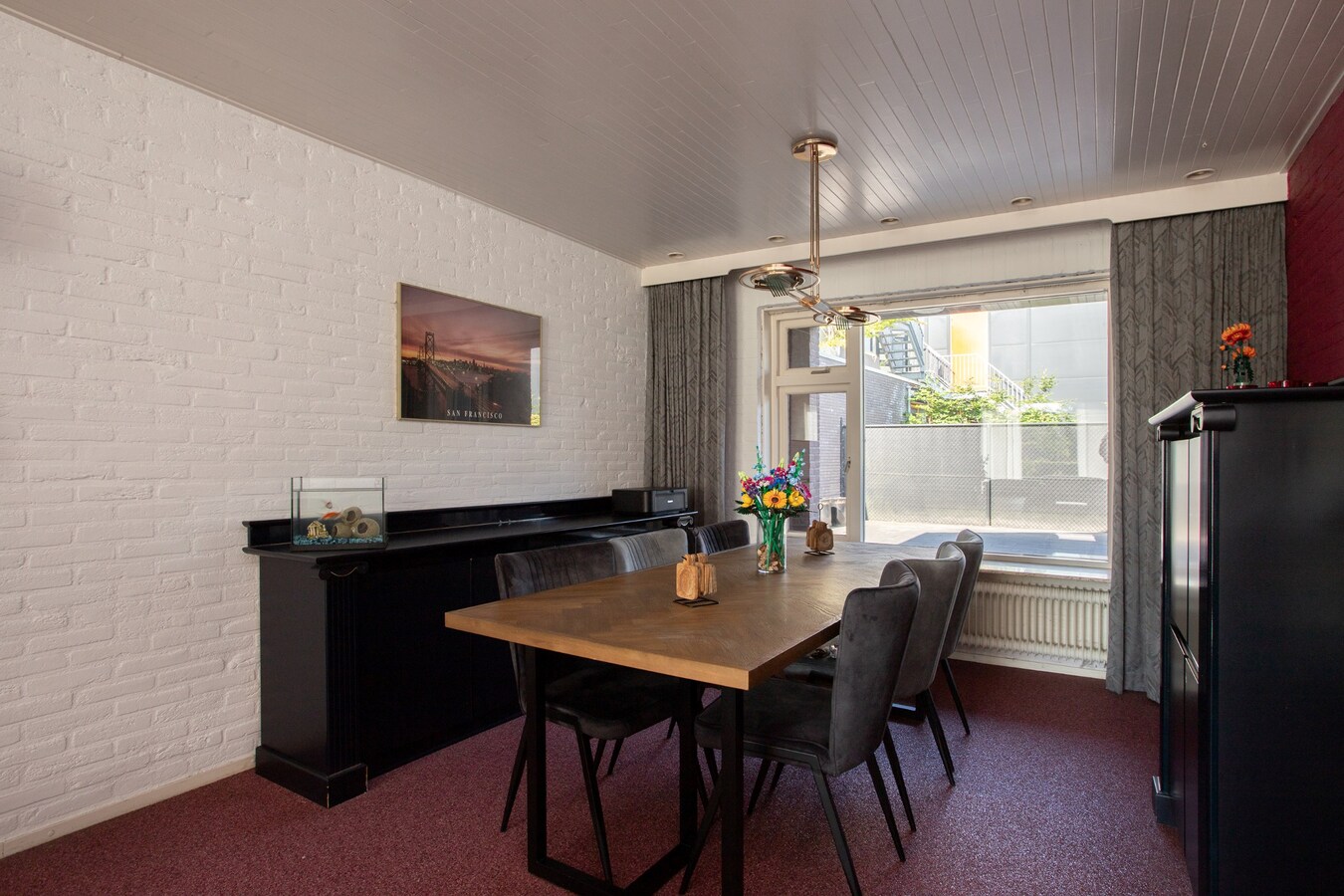 Uitgebouwde vrijstaande woning met berging gelegen op een perceel van 561 m2. 