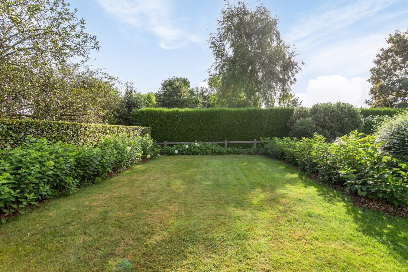 Gunstig gelegen villa met prachtig aangelegde tuin 