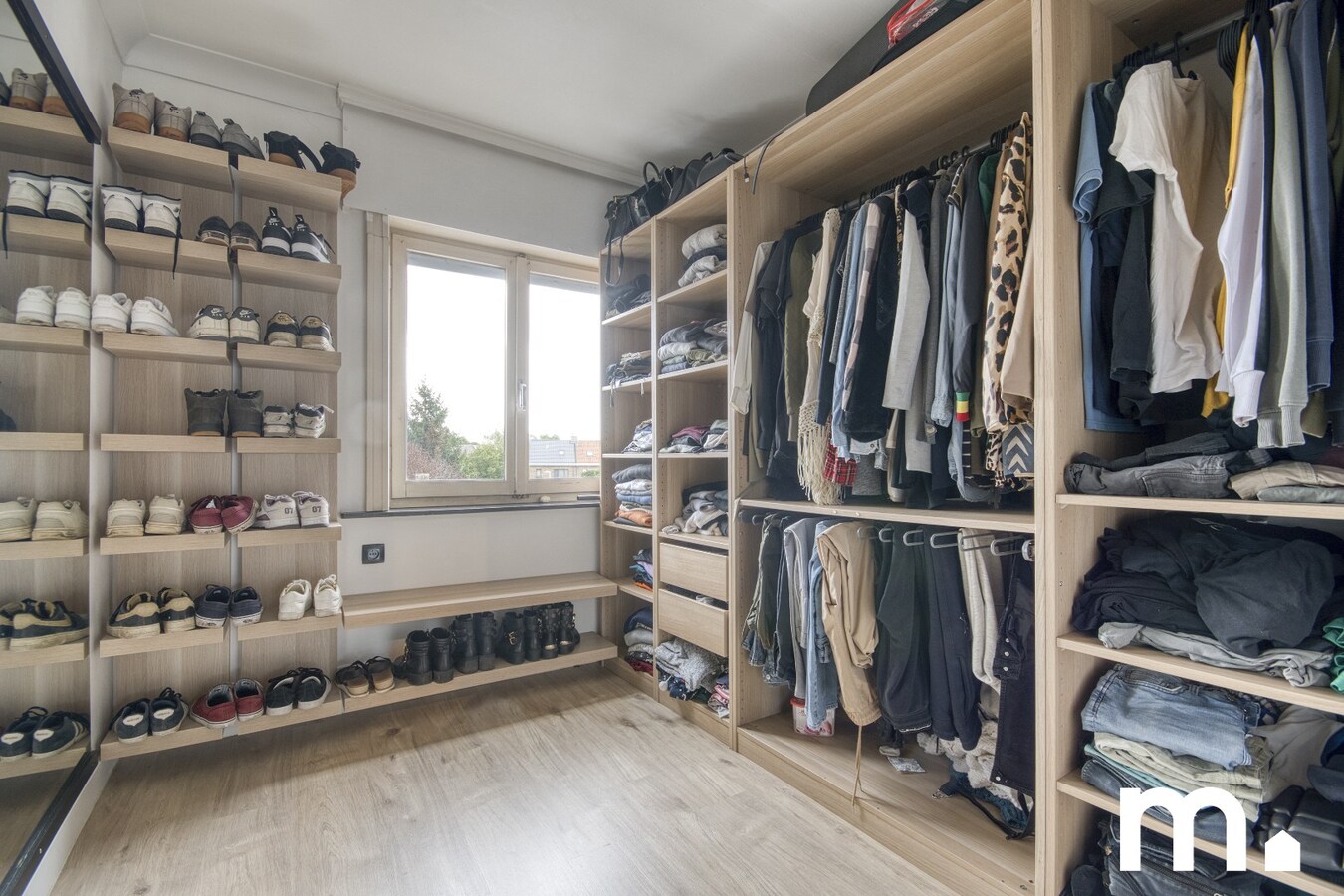 Ruime, centraal gelegen gezinswoning met garage te koop in Wevelgem ! 