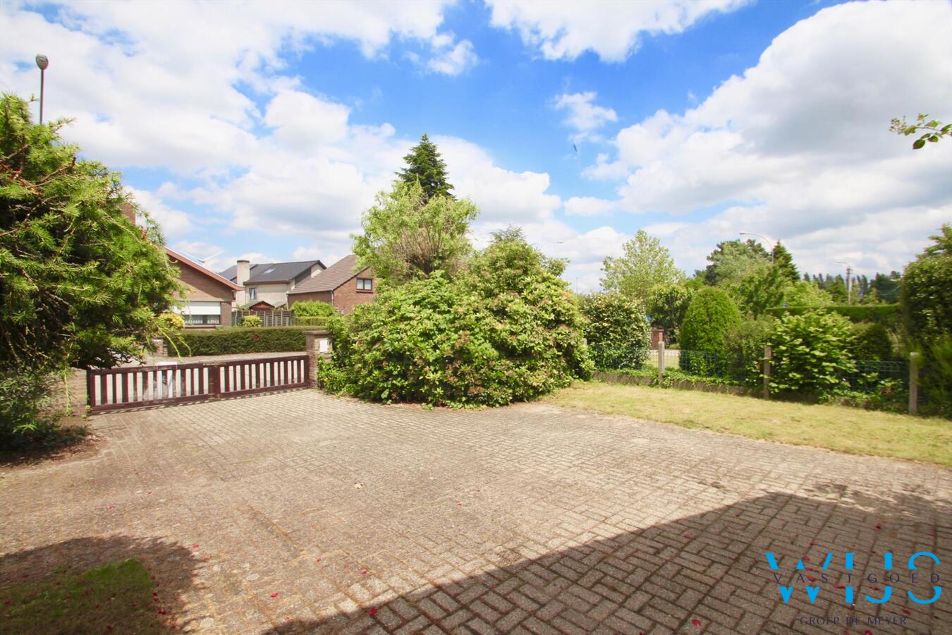 Op te frissen bungalow op een prachtig perceel van 960 vierkante meter te Oostakker ! 