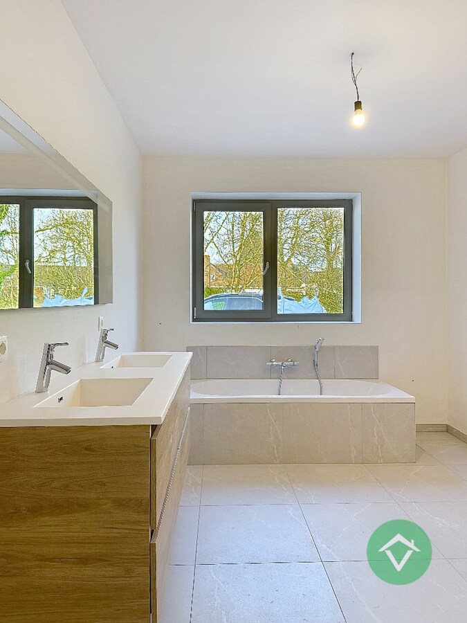 Volledig nieuwe woning met 4 slaapkamers en diepe tuin te Wijnendale 