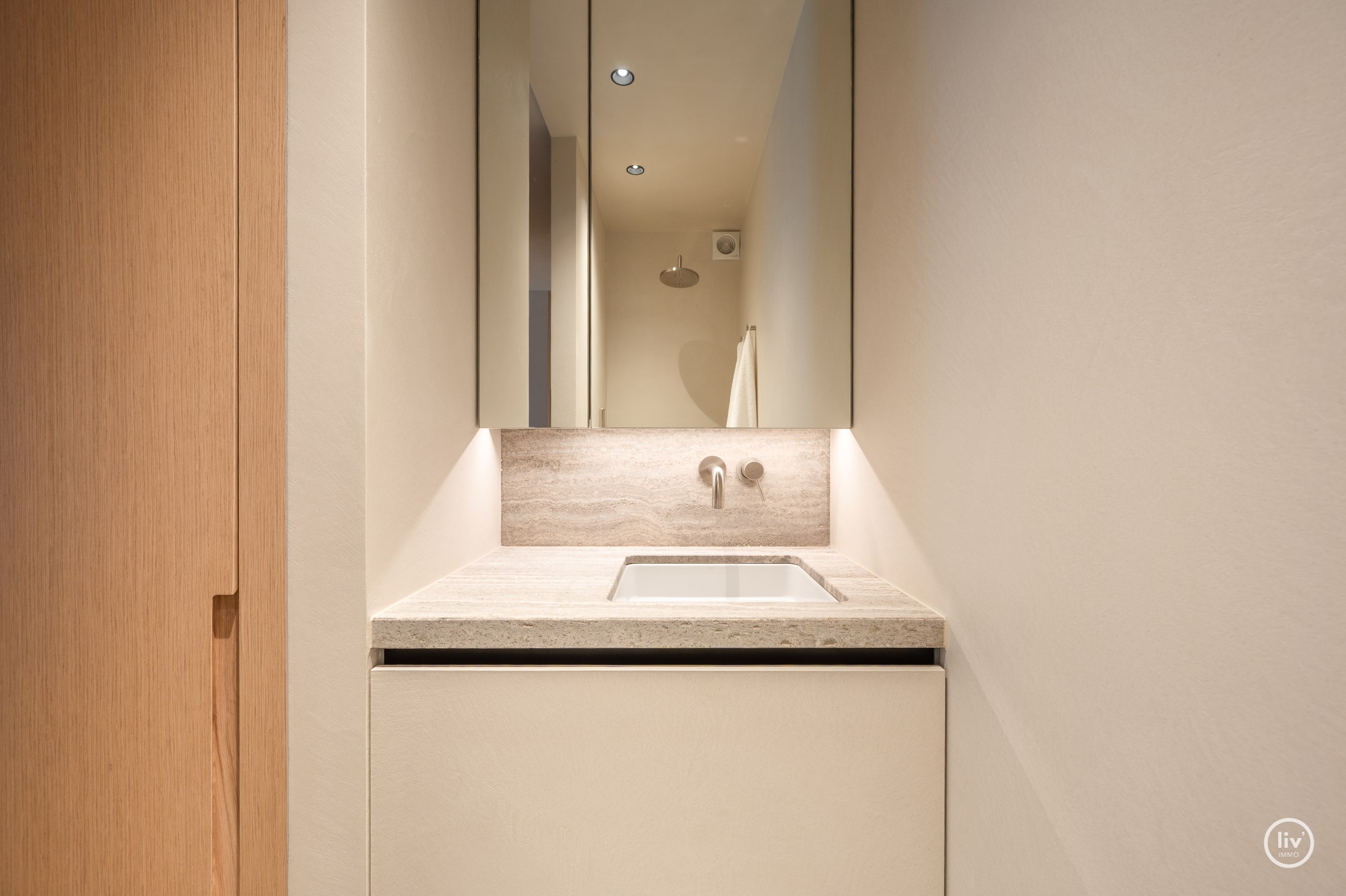 Smaakvol afgewerkt 1 slaapkamer appartement ideaal gelegen nabij Dumortierlaan. 