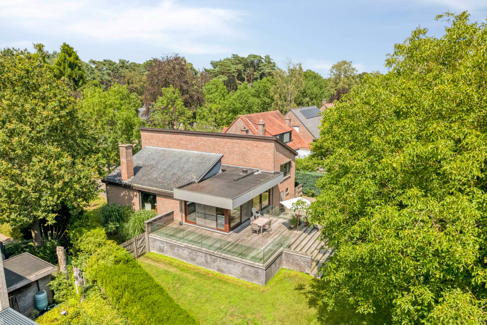 Ruime split-level gezinswoning op een prachtig perceel van 1.238 m² in de gegeerde wijk Elshout te Schoten 