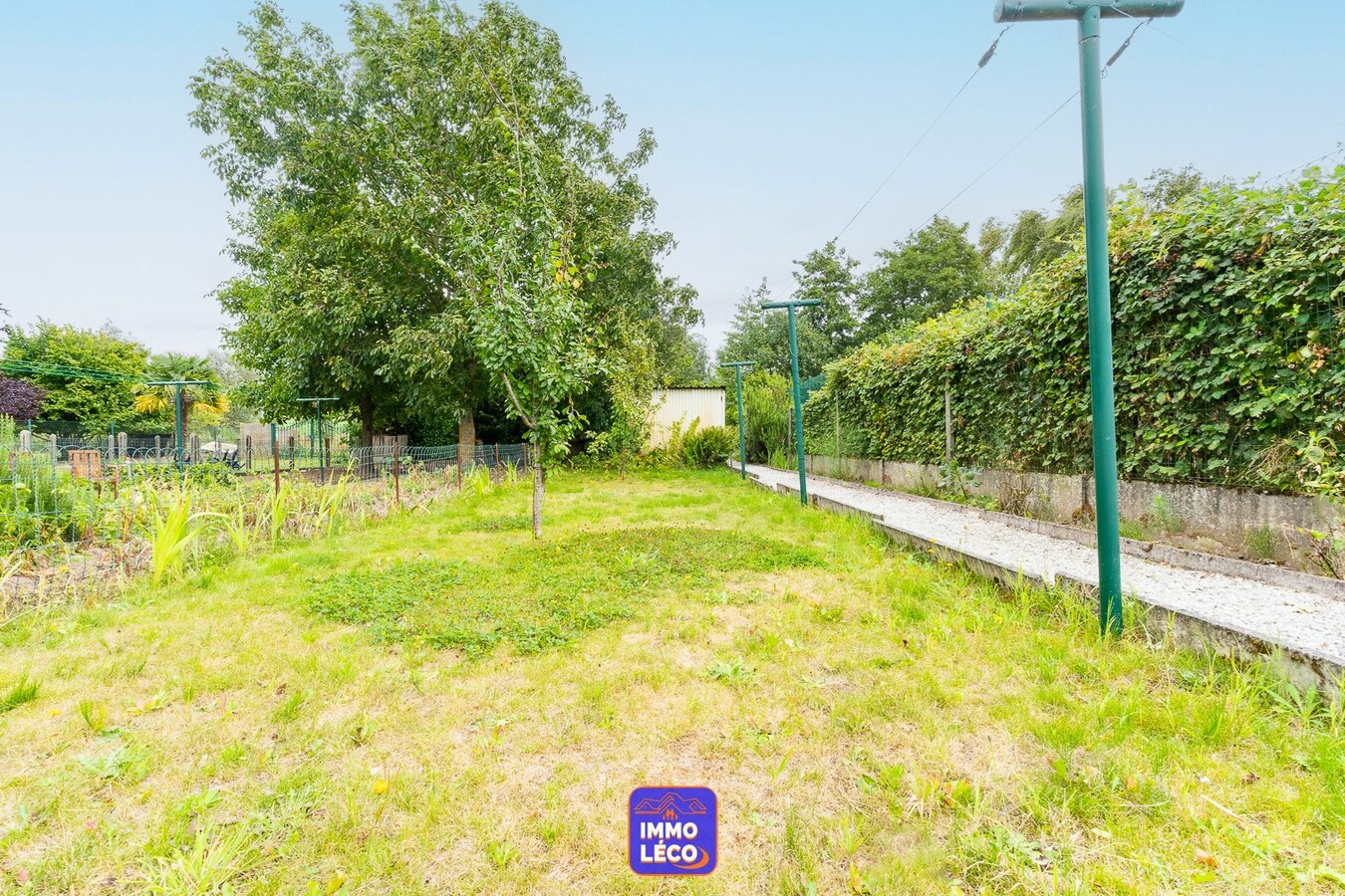 Maison en excellent état d'entretien avec grand jardin et garage attenant ! 