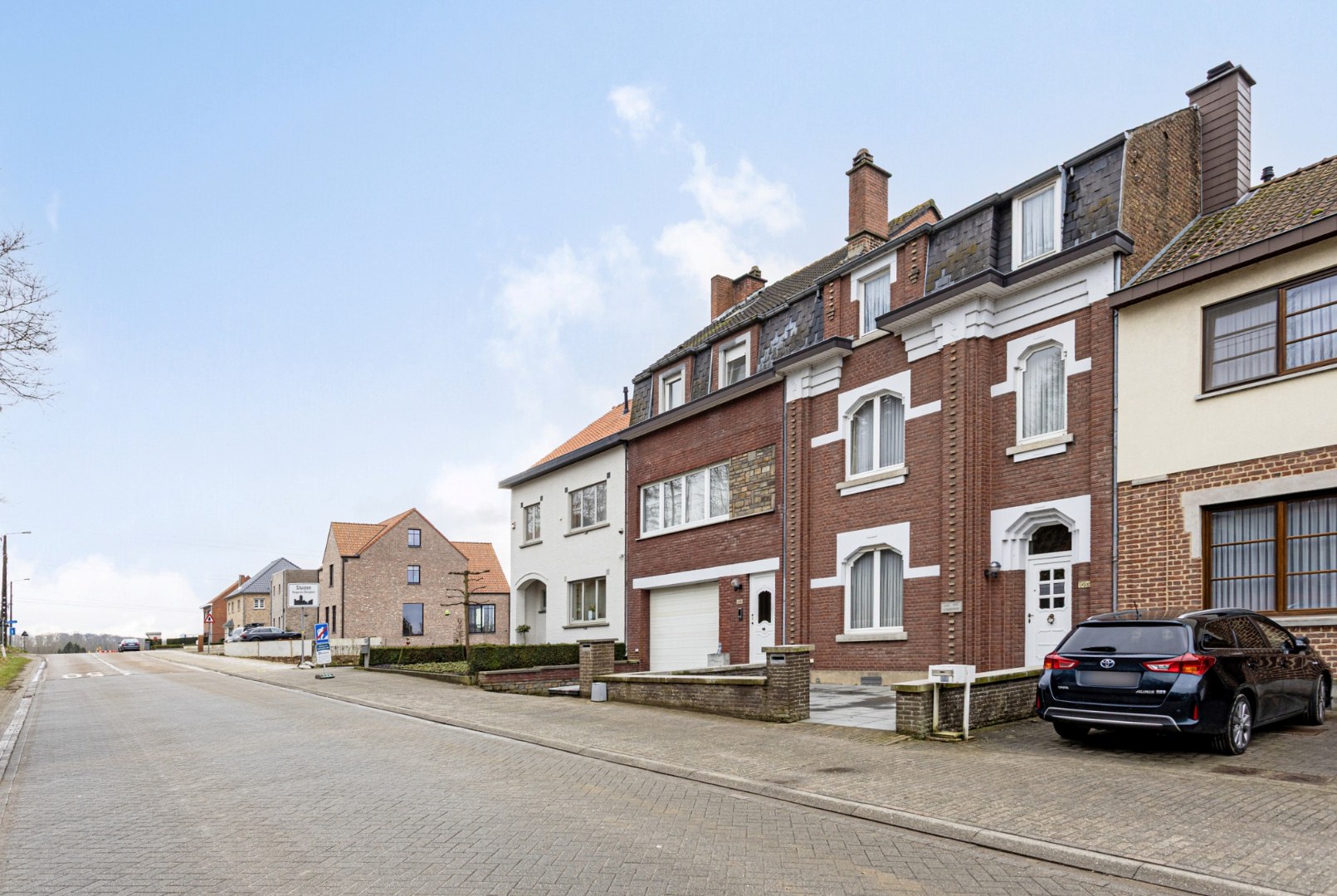 Tweewoonst met ruime werkplaats en garages te Tongeren-Sluizen 