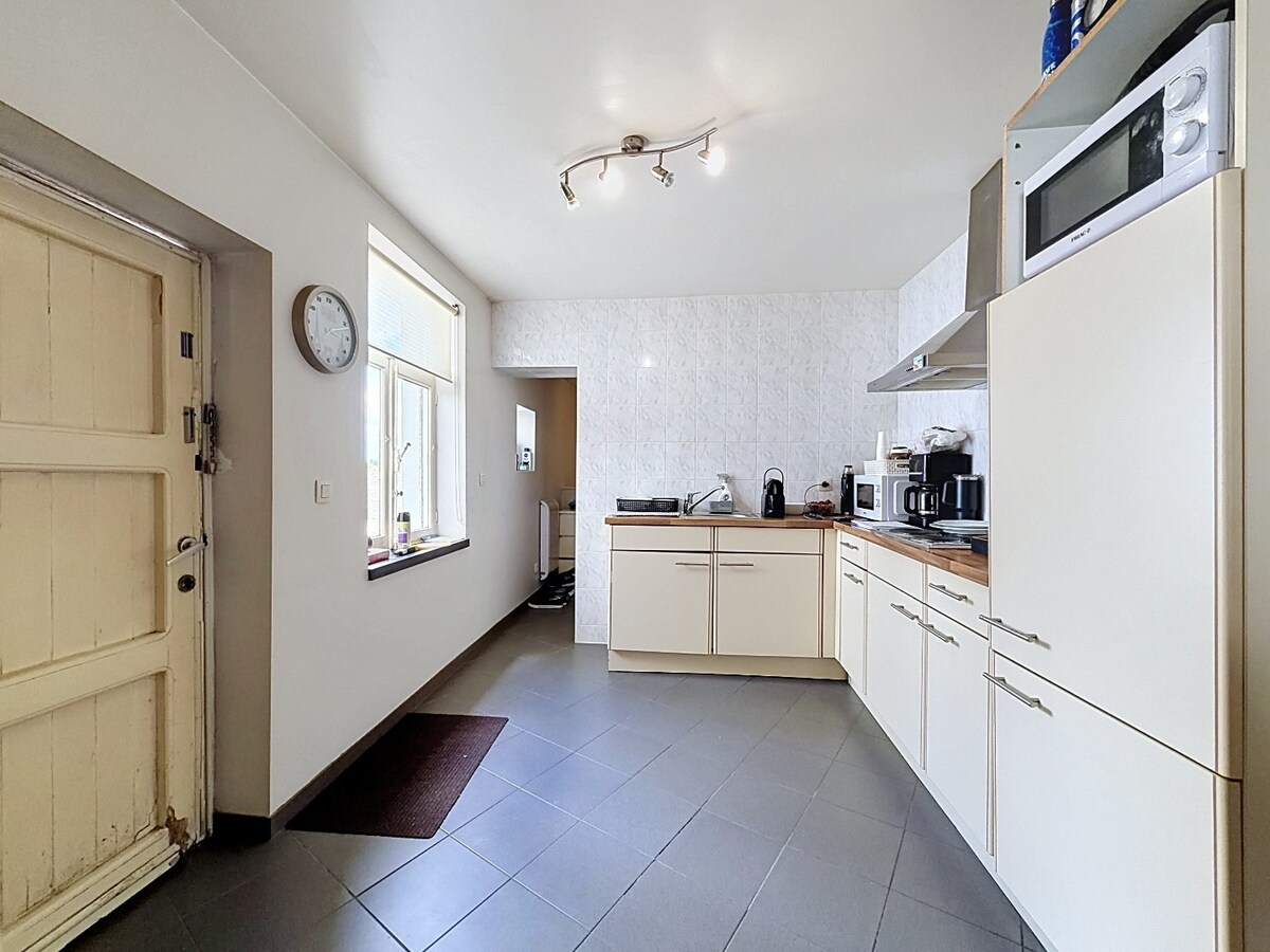 Verder te renoveren woning met garage en tuin nabij centrum Herzele 