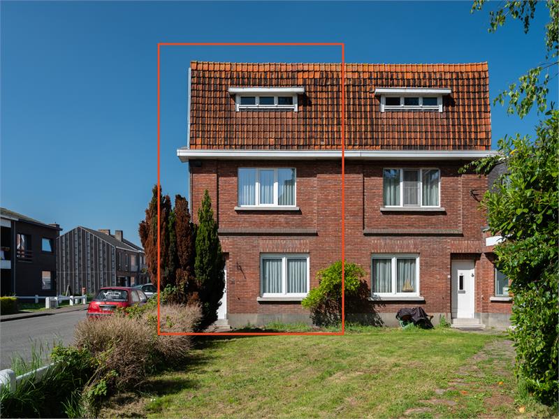 Buitenkans: grote, solide, te renoveren woning in centrum Bassevelde 