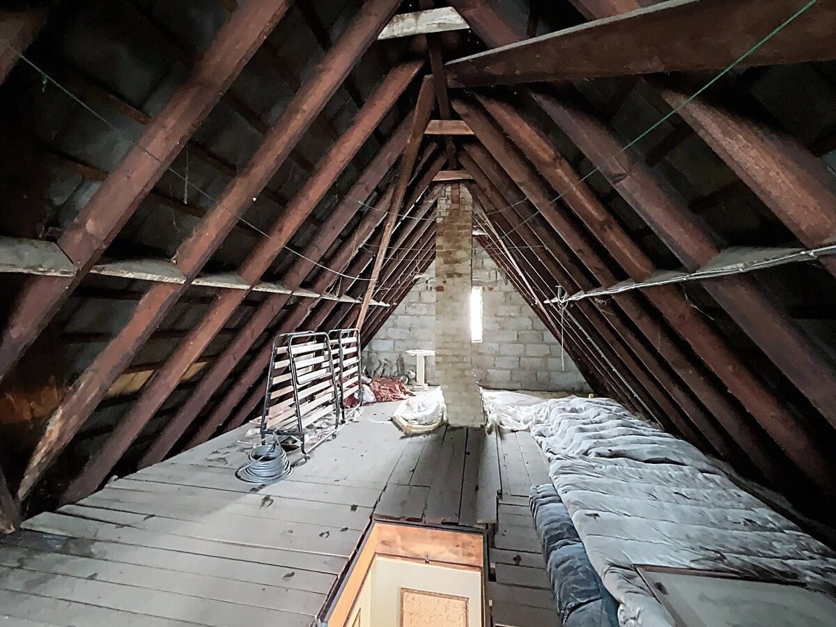 Ruime, solide jaren '50 woning met 2 garages te Nederzwalm 