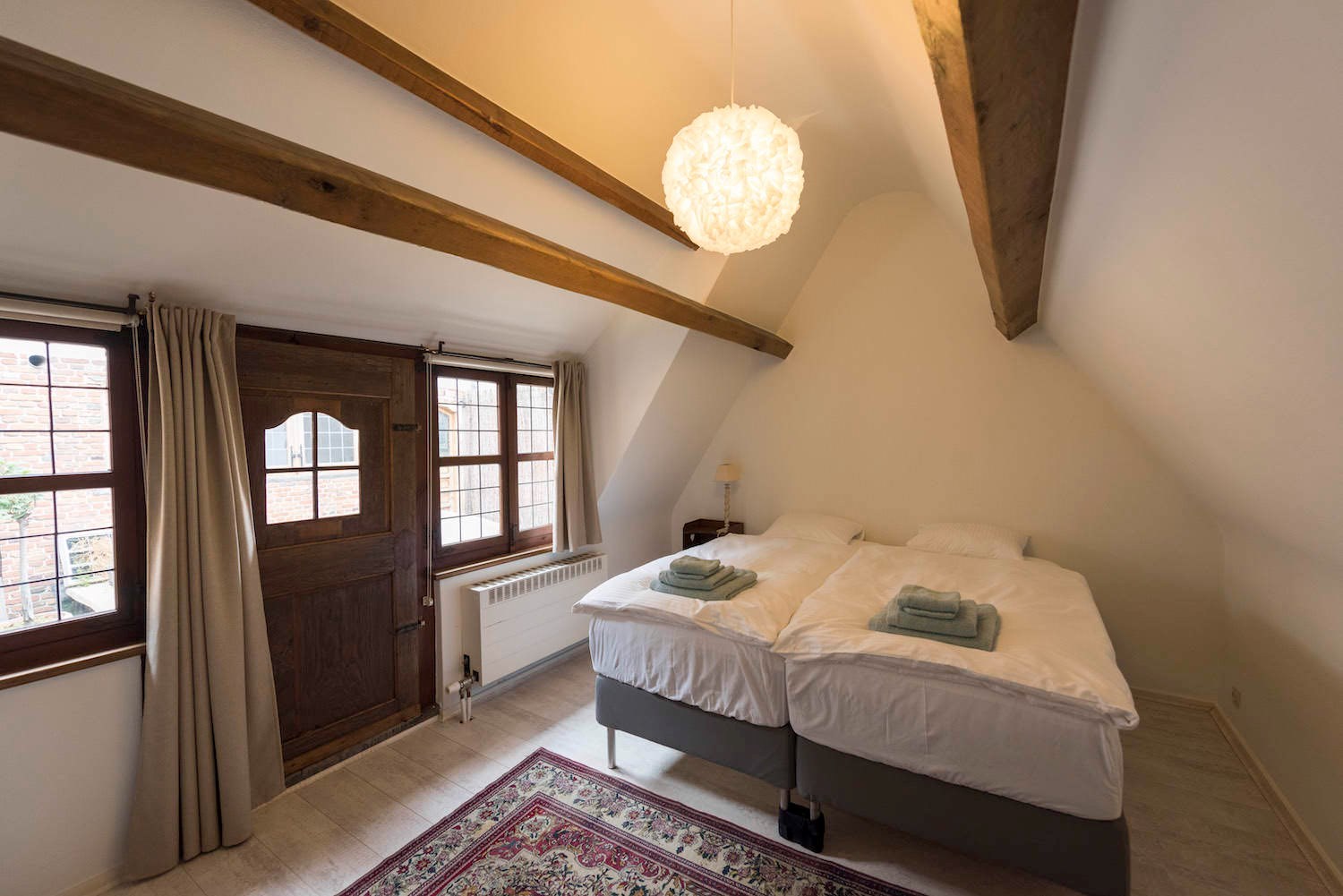 Gemeubeld appartement in centrum Antwerpen in historisch pand met zicht op de kathedraal 