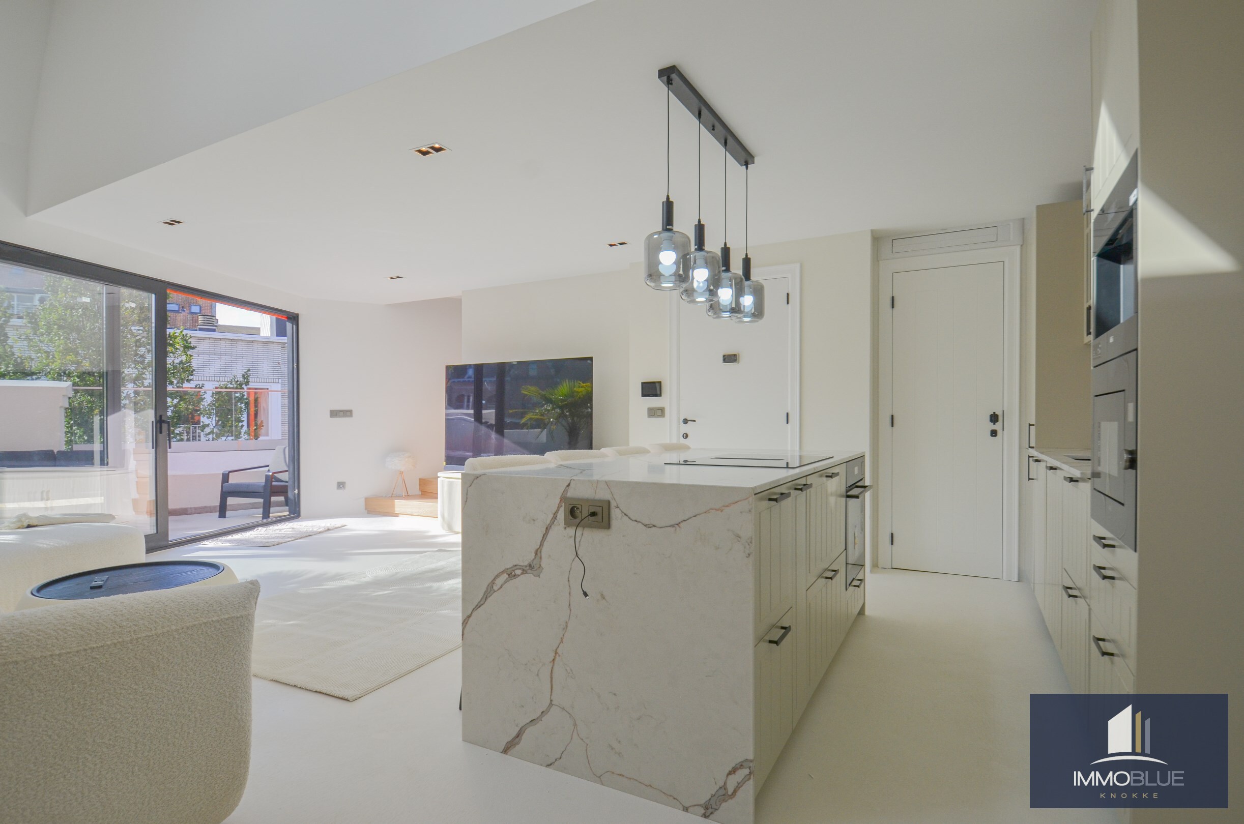 EXCLUSIF : Appartement en duplex avec grande terrasse situé dans une résidence neuve à petite échelle de style Art Déco. 