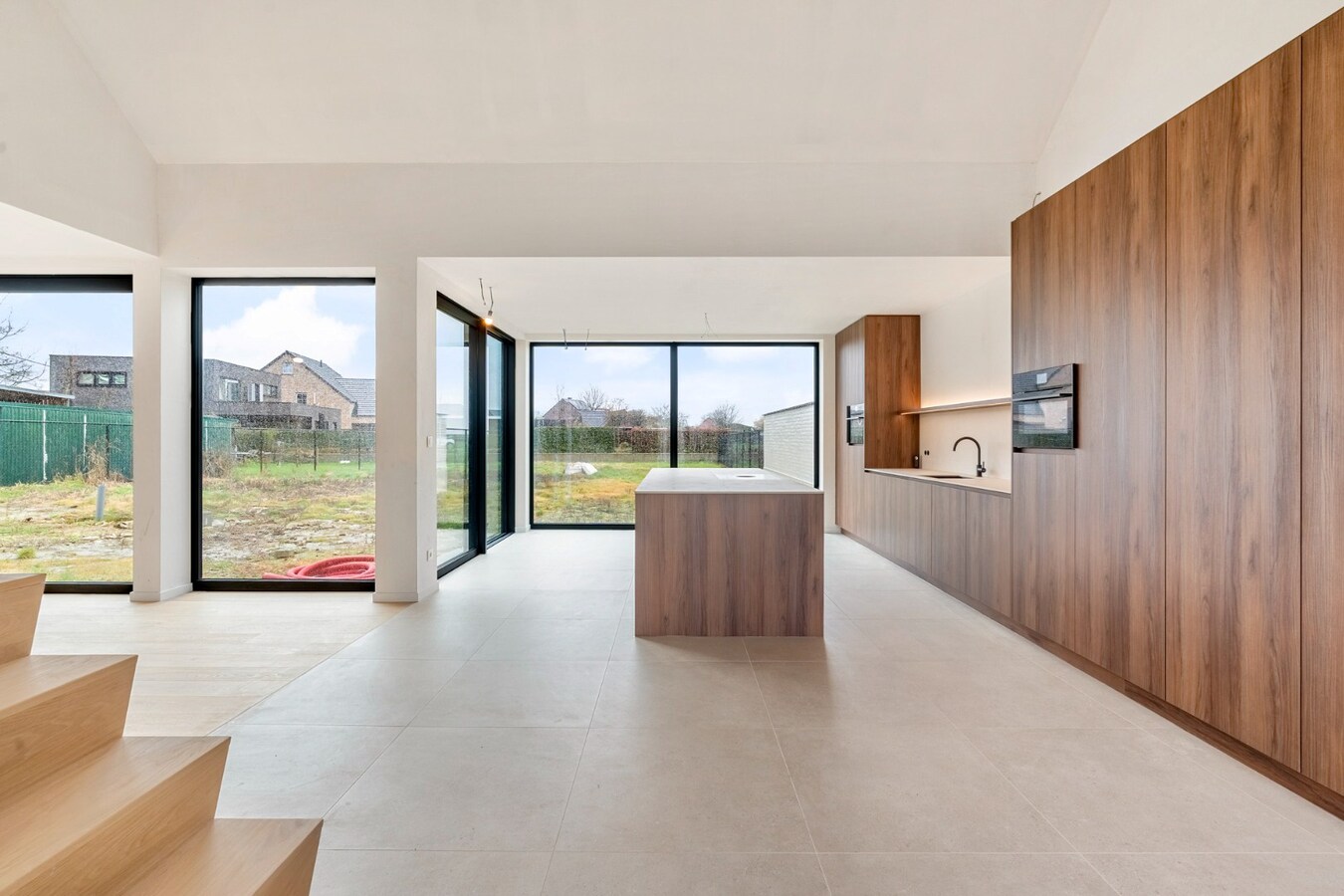 Exclusieve, volledig afgewerkte halfvrijstaande woning na transformatie van bestaande hoeve naar 2 BEN-woningen! 