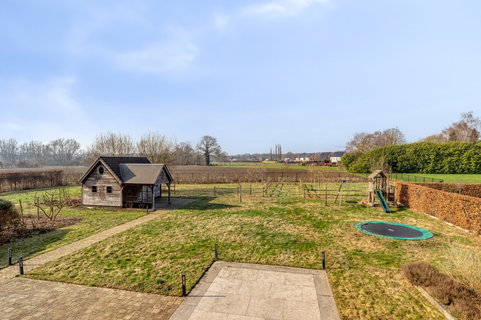 Geheel van schitterende villa + naastgelegen gezinswoning met landelijke ligging in Tongerlo 