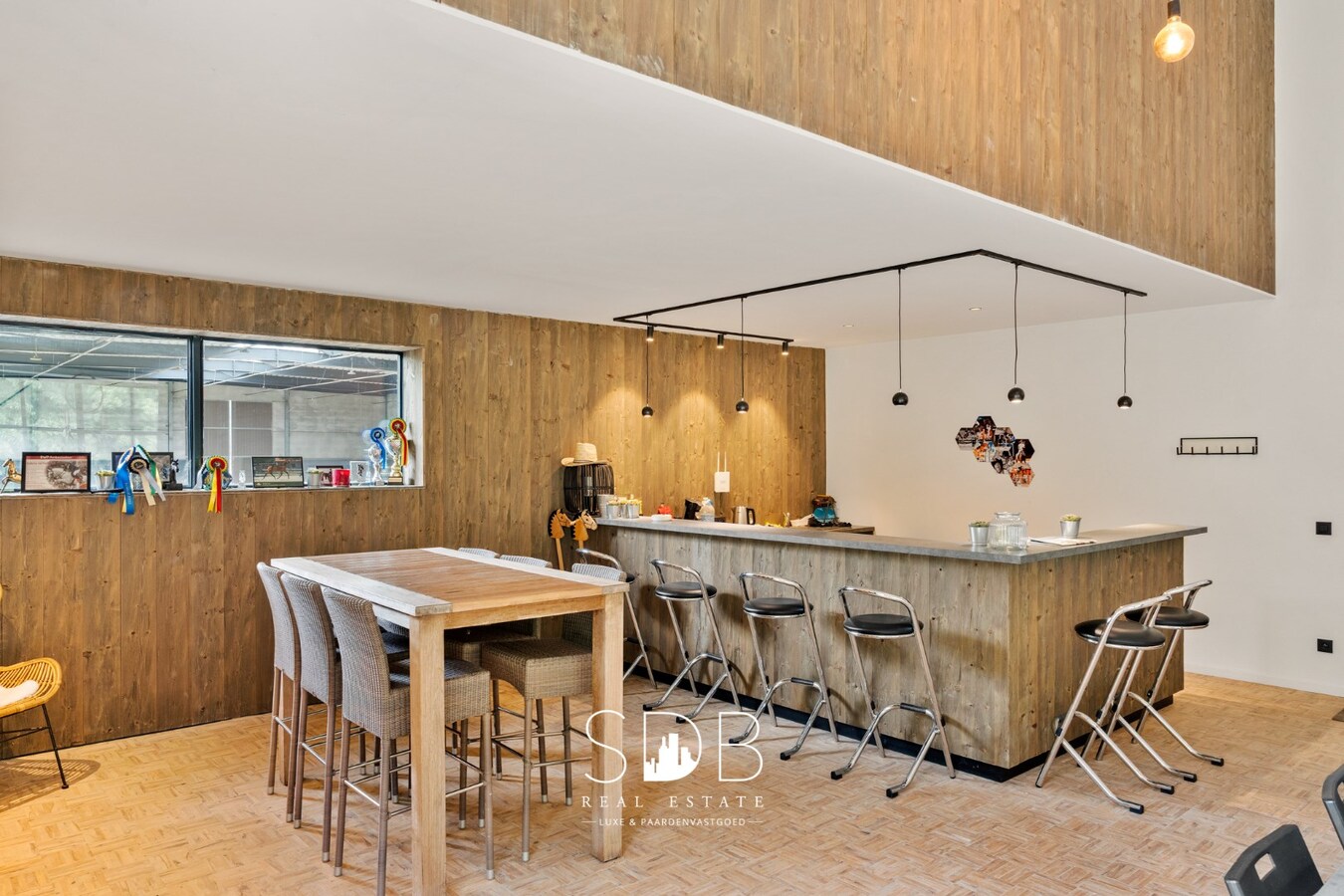 Prachtige villa met hippische accommodatie en graslanden +/-  23 ha 