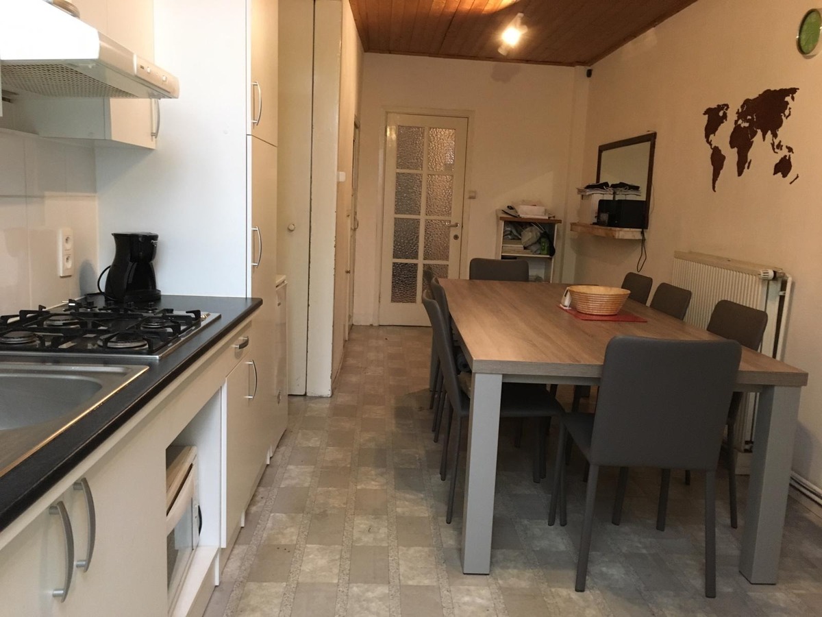 Degelijke rijwoning in de gekende Papegaaistraat. 