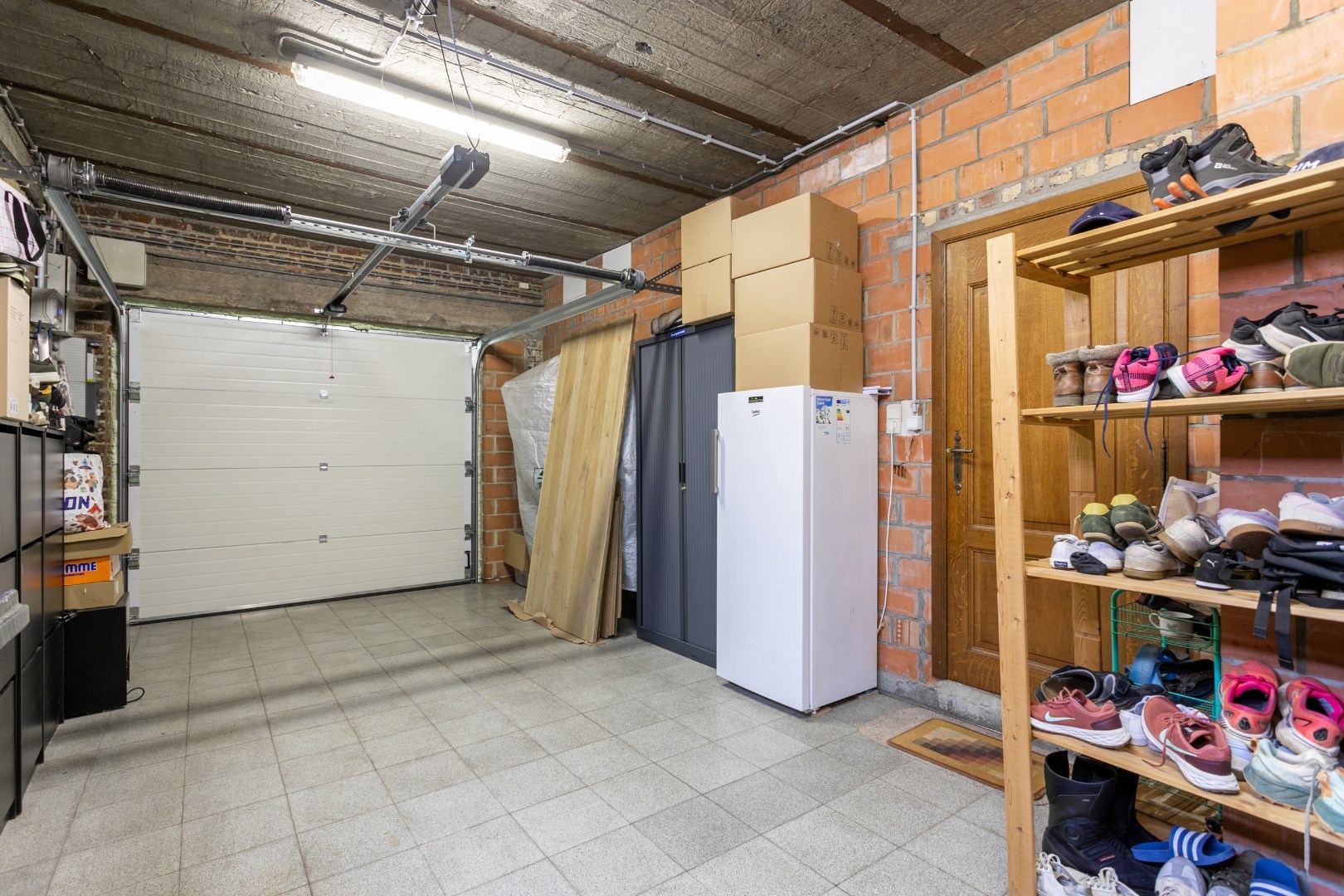 Ruime woning met naastgelegen bouwgrond en loods 