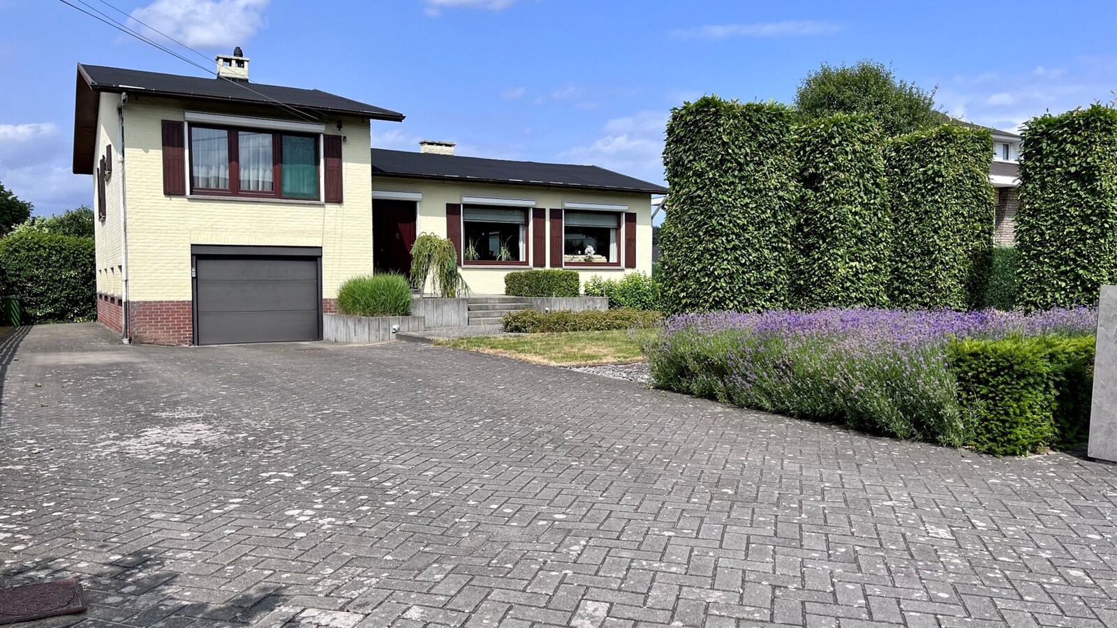 Goed onderhouden woning met tuin, terras en inpandige garage in Kermt - Energielabel E 