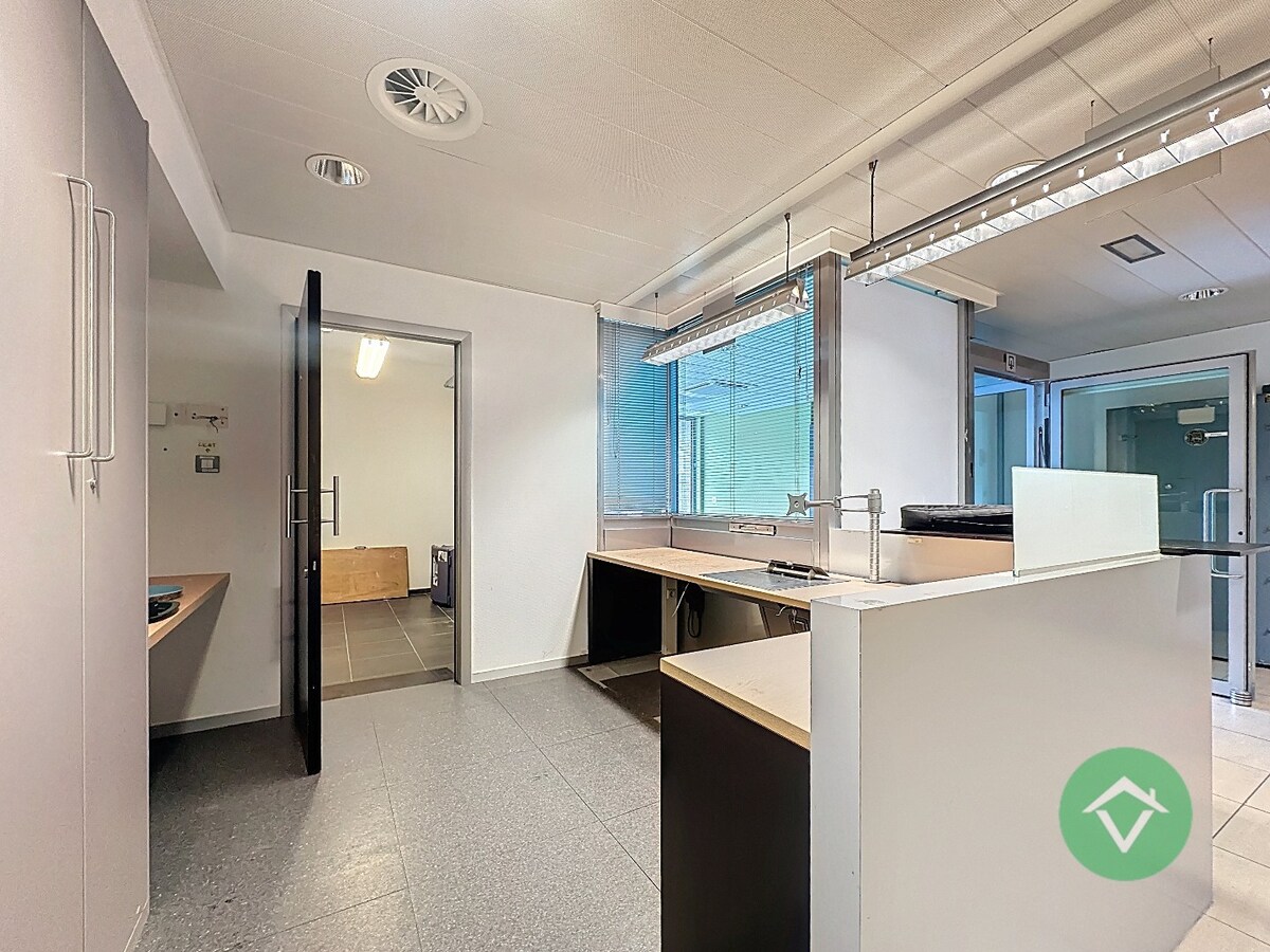 Commerciële toplocatie in Vleteren met burelen, vergaderruimtes en parking 