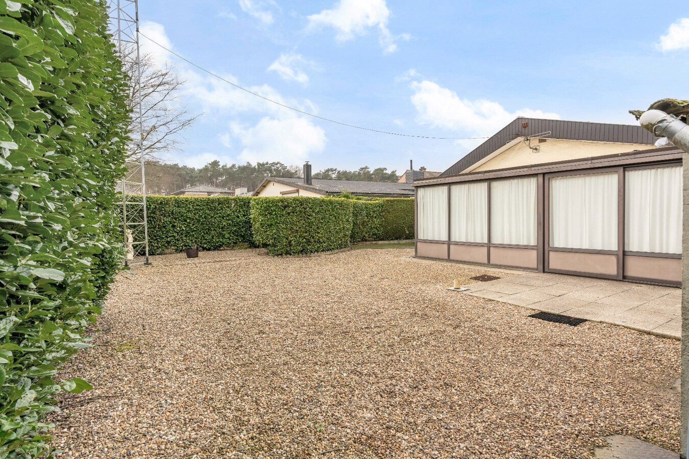 Rustig gelegen gelijkvloerse woning met garage en 3 slaapkamers in Niel-bij-As . 