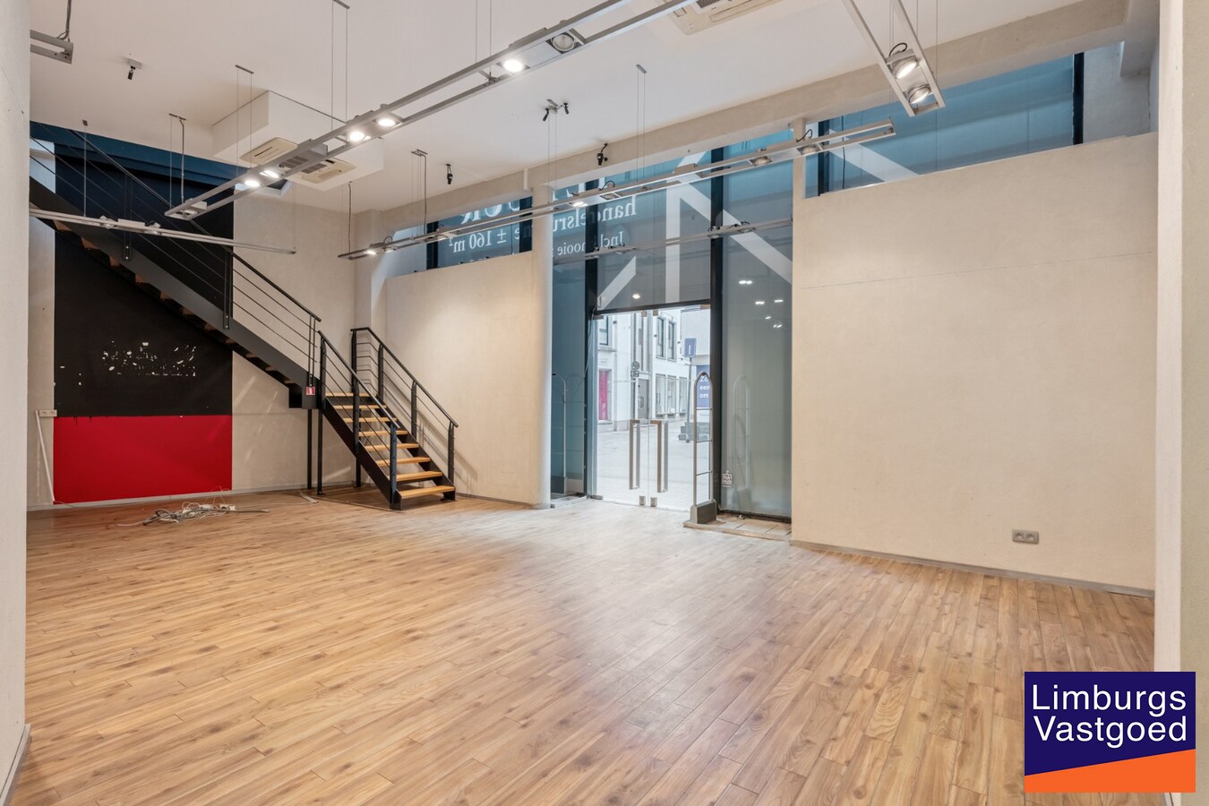Handelspand, 150m², met 1-slaapkamerappartement op topligging in het centrum 