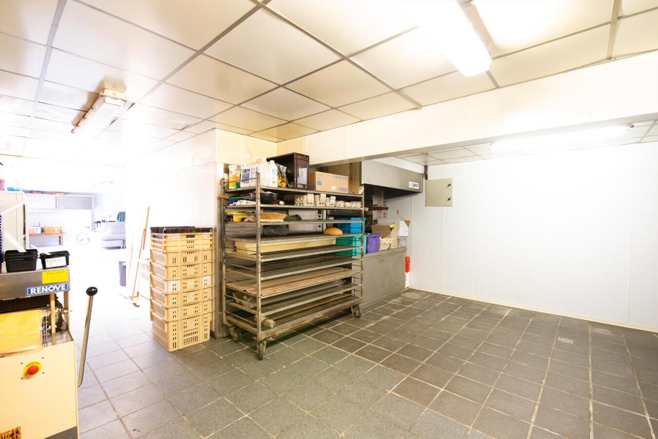 Ruim handelshuis met woonst voor de Kerk in Jonkershove 