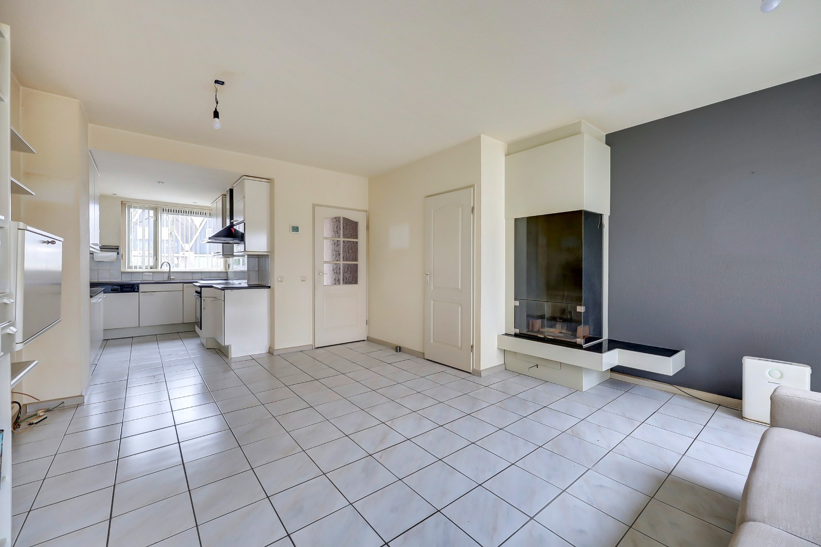 Ruime en lichte 2-onder-1-kap woning met parkeerplaats, garage, 3 slaapkamers, en zonnige tuin op het zuidwesten direct aan het water 