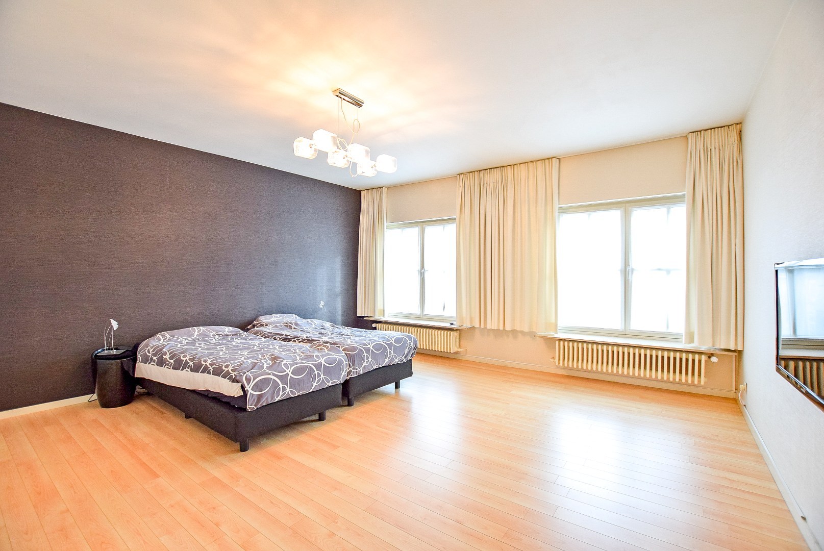 Kwalitatief afgewerkte woning met handelsruimte (536m² bewoonbaar) op een toplocatie. 