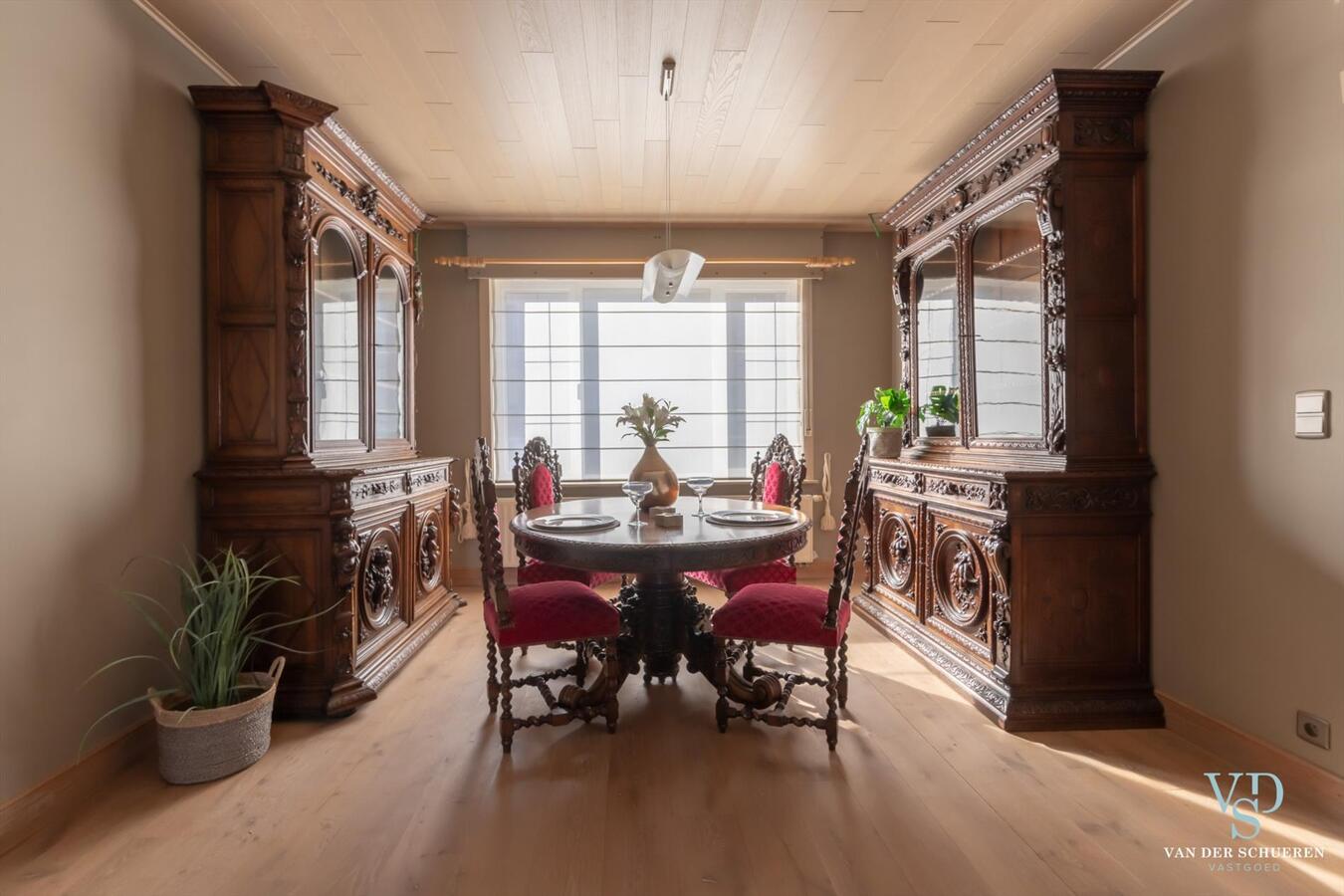 Praktische en degelijke woning in hartje Dikkelvenne . Bijzonder ruim ! 