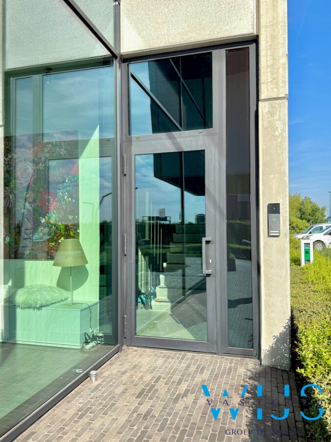 UNIEKE kantoorruimte (boven KLAAR) te Assenede ! 