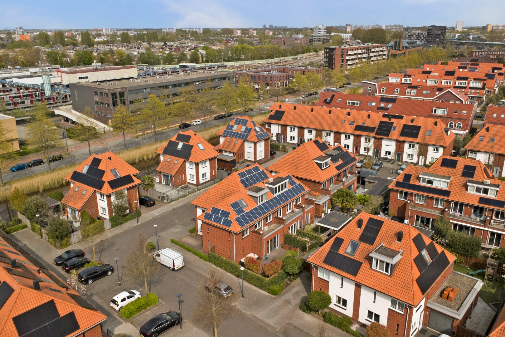 Luxe en royale 5-kamer 2-onder-1-kap woning met garage, eigen parkeerplaats, sauna én zonnige tuin op het zuiden en gelegen in een rustige straat! 