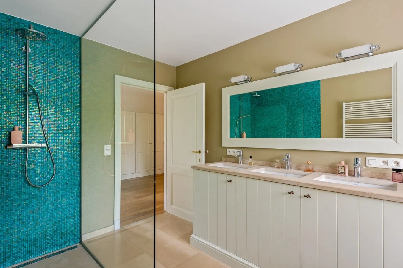 Prachtig gelegen villa met zwembad en poolhouse op een perceel van 1.907 m² in Koningshof te Schoten. 