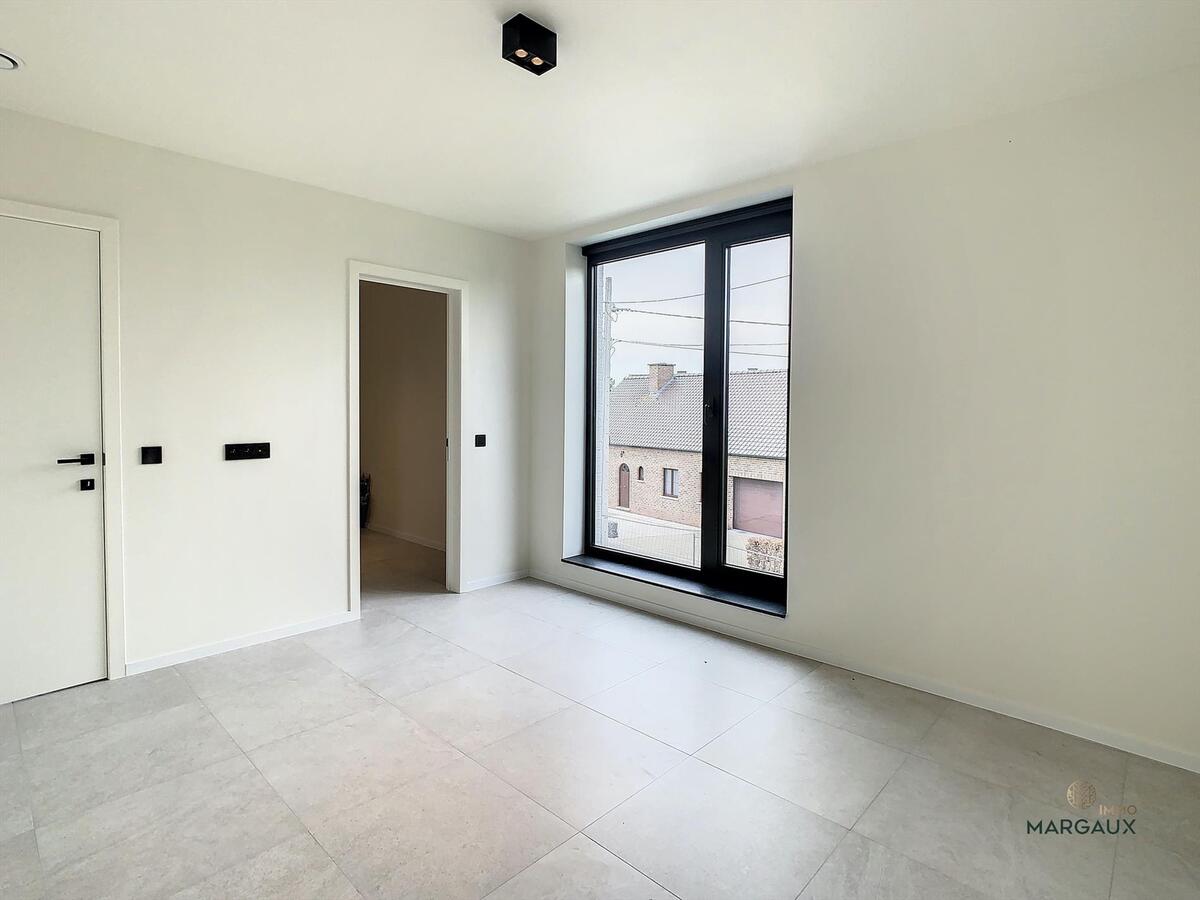 Halfopen bebouwing met exclusieve afwerkingsgraard 