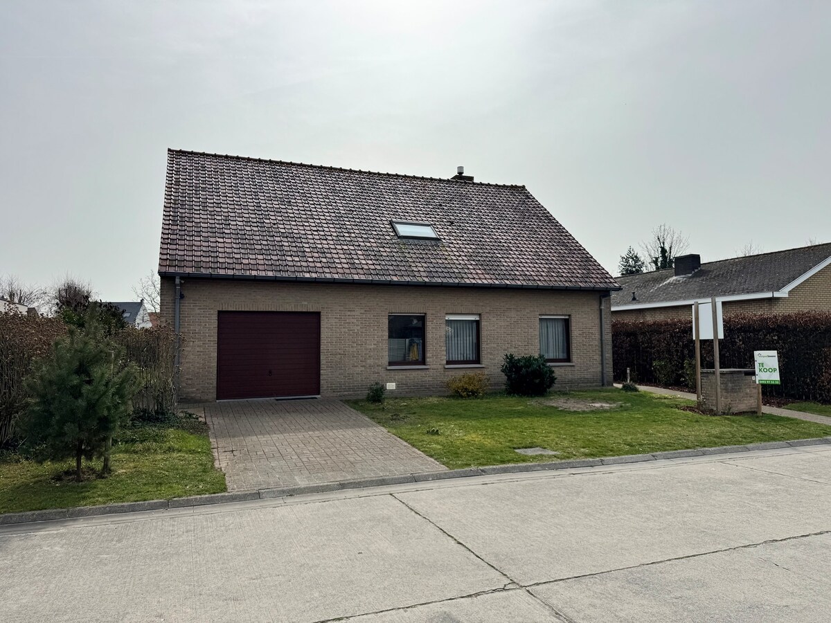 Alleenstaande instapklare gezinswoning met 5 slaapkamers zuidgerichte tuin en garage te Koekelare 