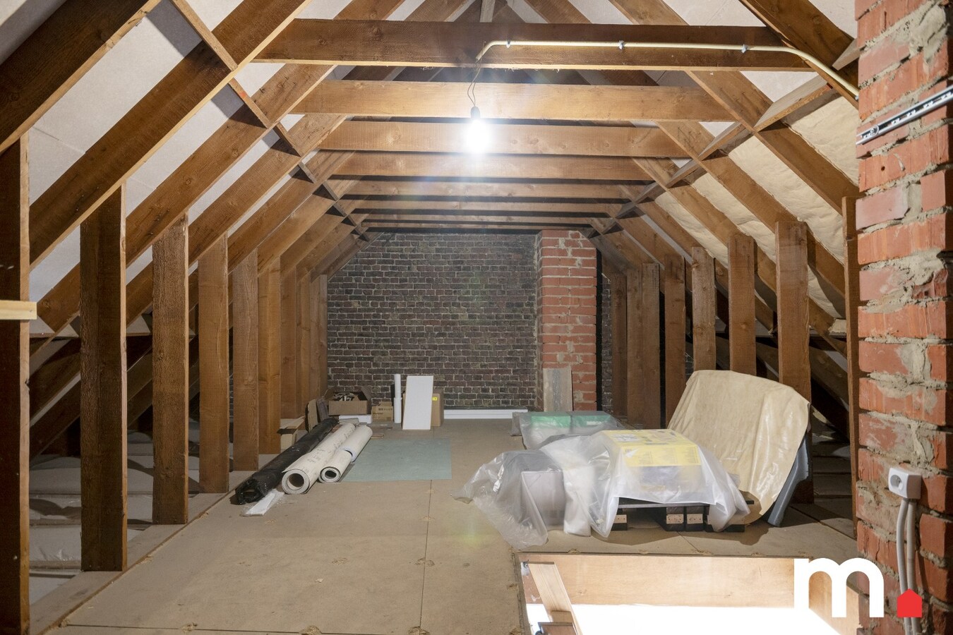 Instapklare woning te Izegem met 3 slaapkamers en moderne voorzieningen en 2 garages! 