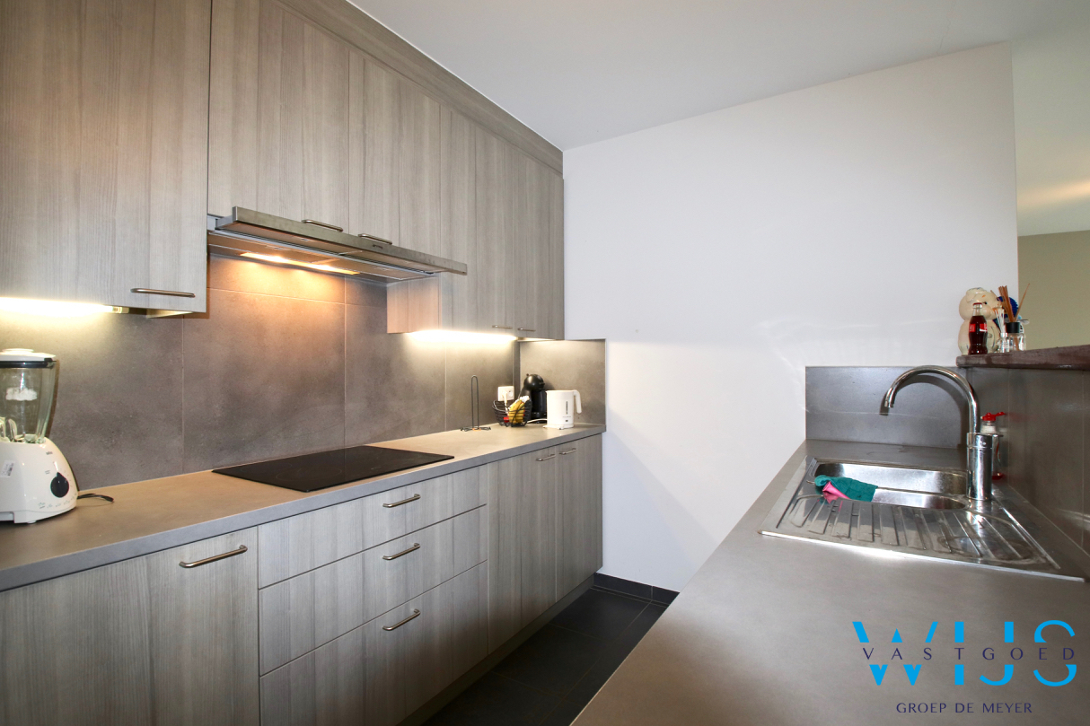 Gelijkvloers éénslaapkamer appartement met garage &amp; terras in het landelijke Oosteeklo ! 