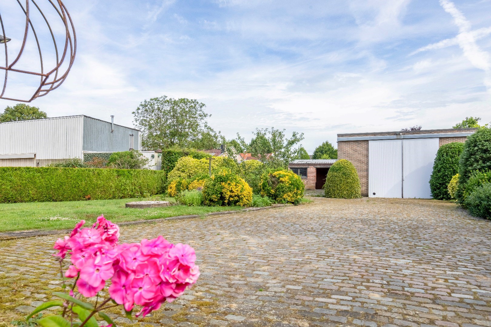 Ruime villa met 5 slp + dubbele garage en grote loods (104m²) 