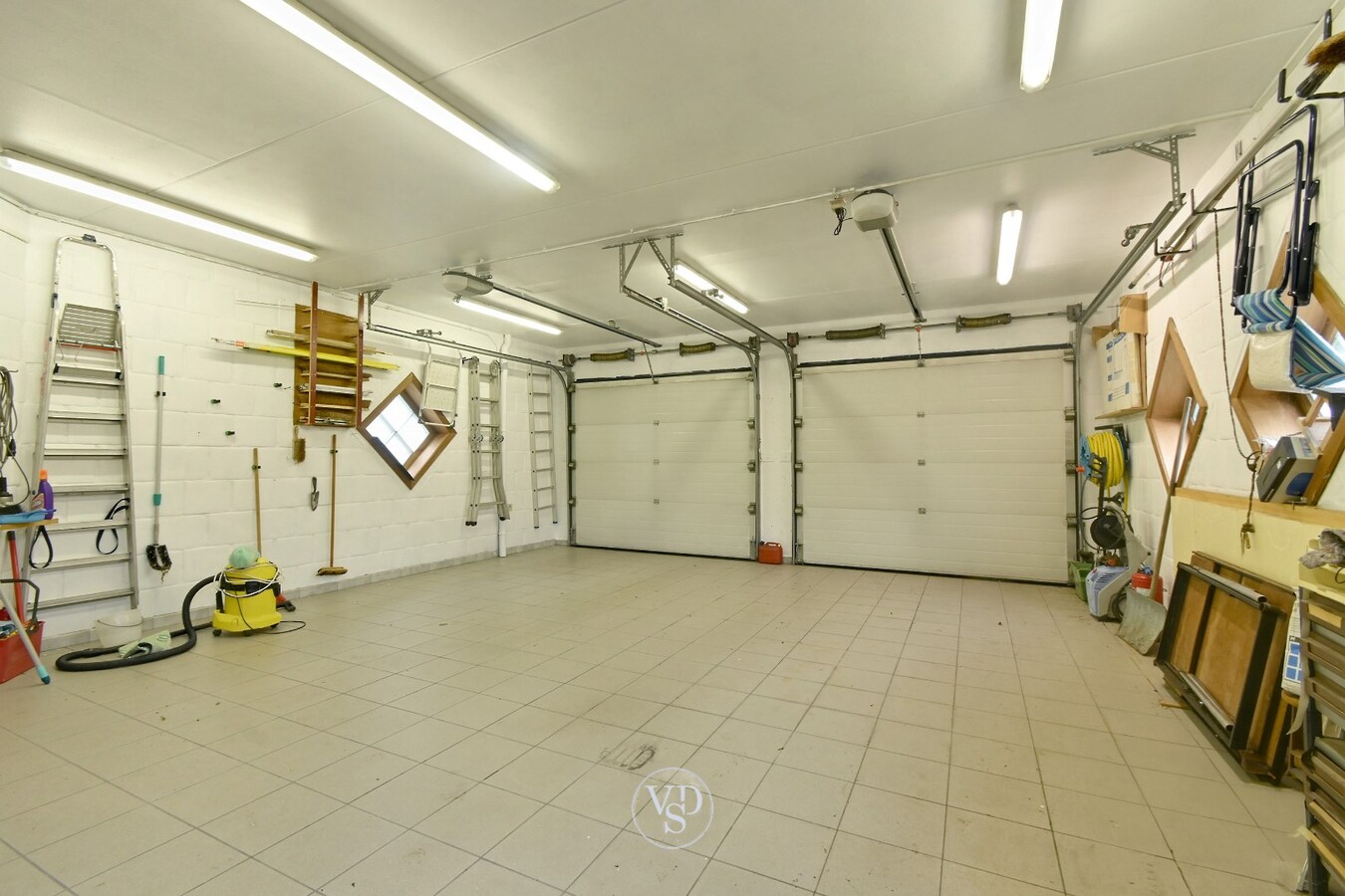 Ruim handelspand met penthouse in villastijl 
