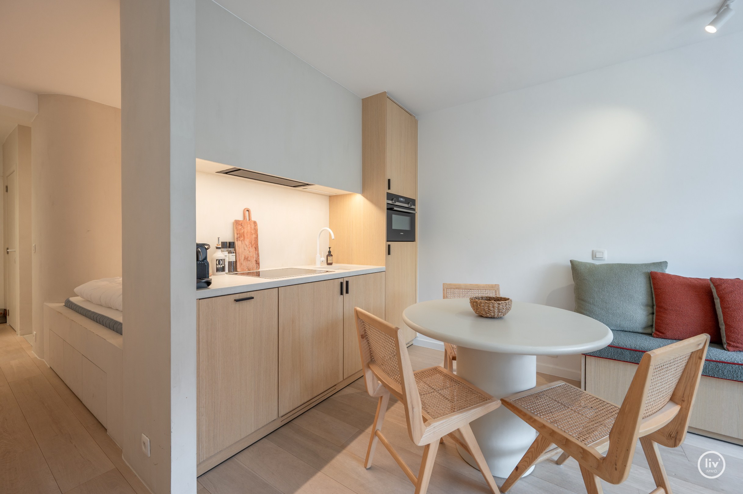 Prachtig integraal gerenoveerde studio gelegen op de vierde verdieping te Van Bunnelaan. 