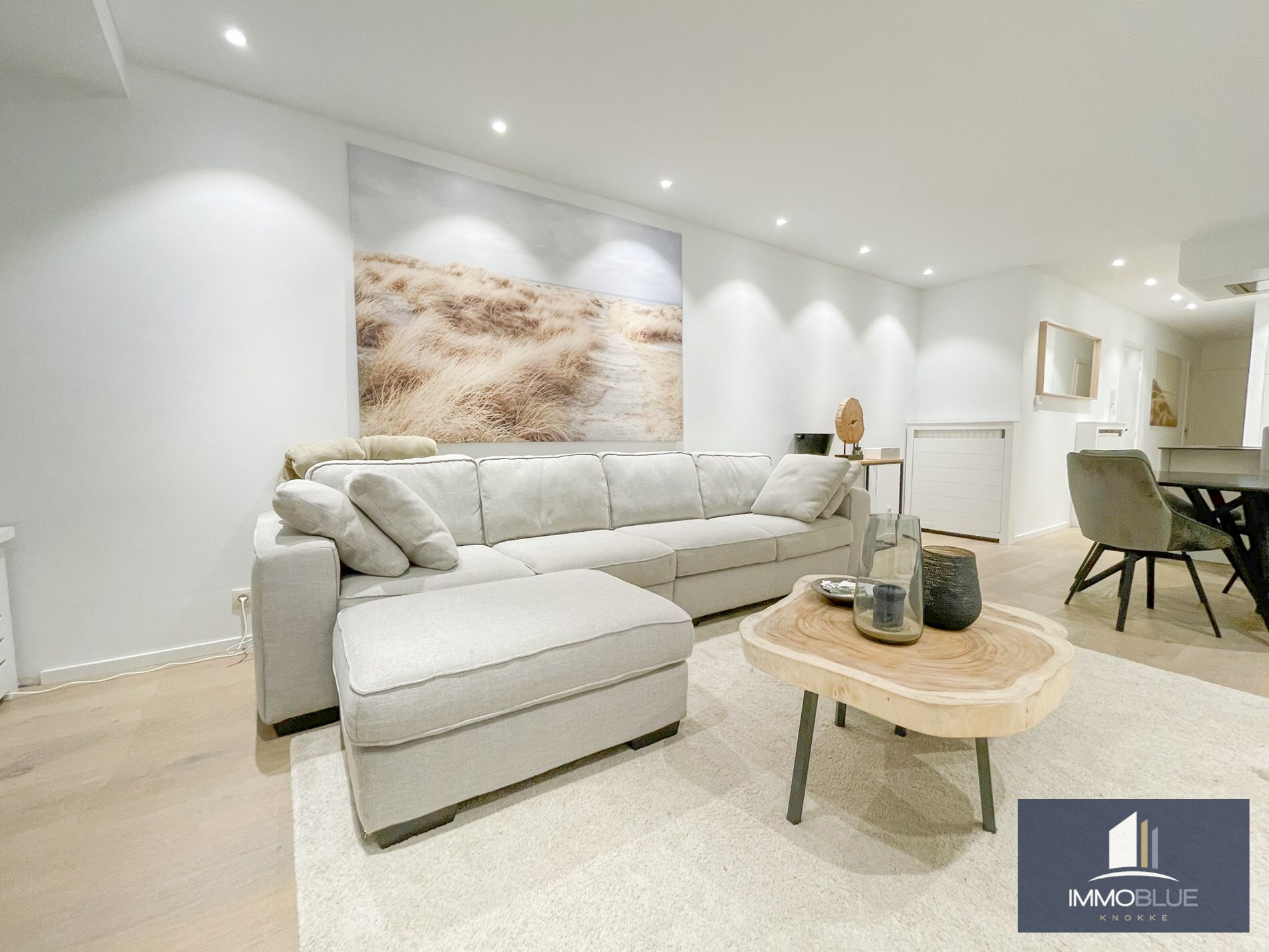 Appartement entièrement rénové, situé à deux pas de la mer. 