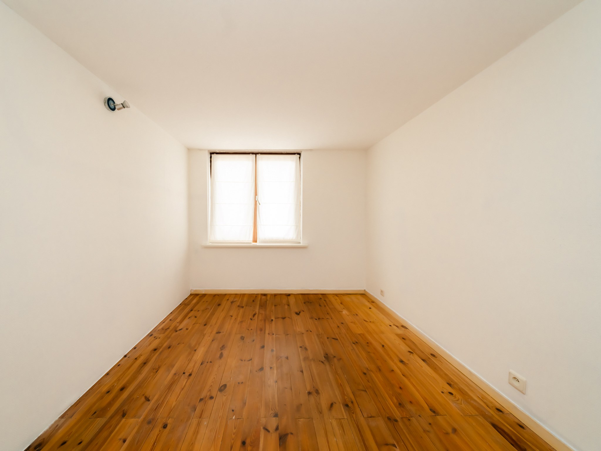 Gerenoveerde 3-gevelwoning met 3 kamers, garage en tuin 