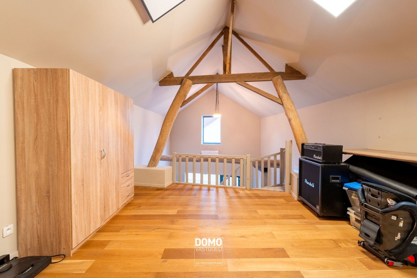 RUIME, INSTAPKLARE EN GERENOVEERDE WONING MET KANTOORGEBOUW INCLUSIEF PARKEERGELEGENHEID, TUIN EN ZWEMBAD TE MIELEN BOVEN AALST (GINGELOM) 