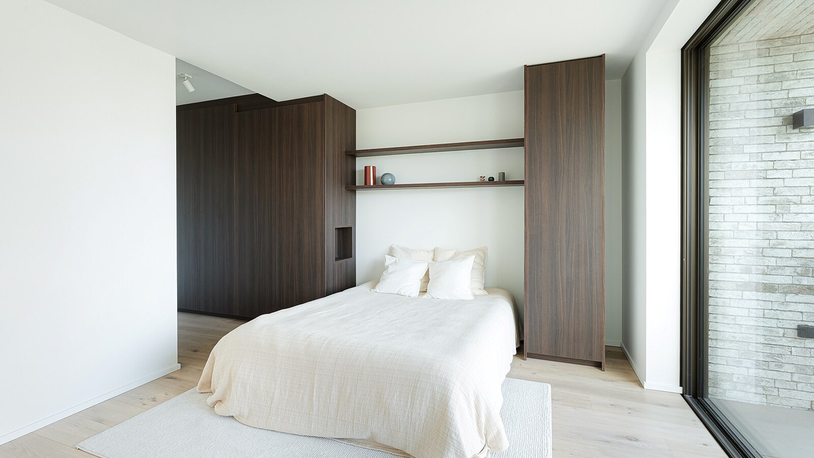 Exclusief verblijf met lift, terrassen en uitzonderlijke volumes in een groene-autovrije verkaveling te Knokke. 