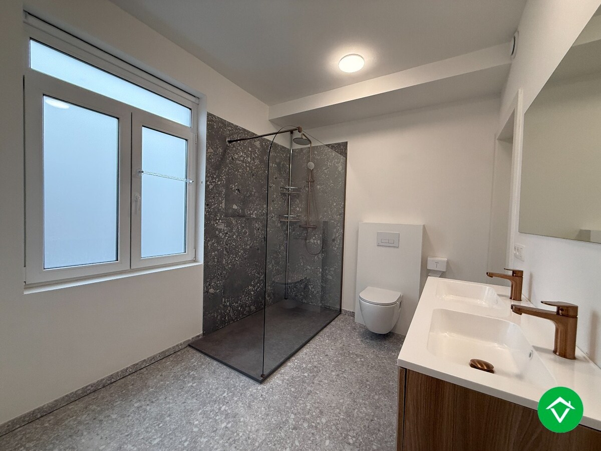 Volledig gerenoveerde rijwoning met 3 slaapkamers en terrastuin in centrum Roeselare 