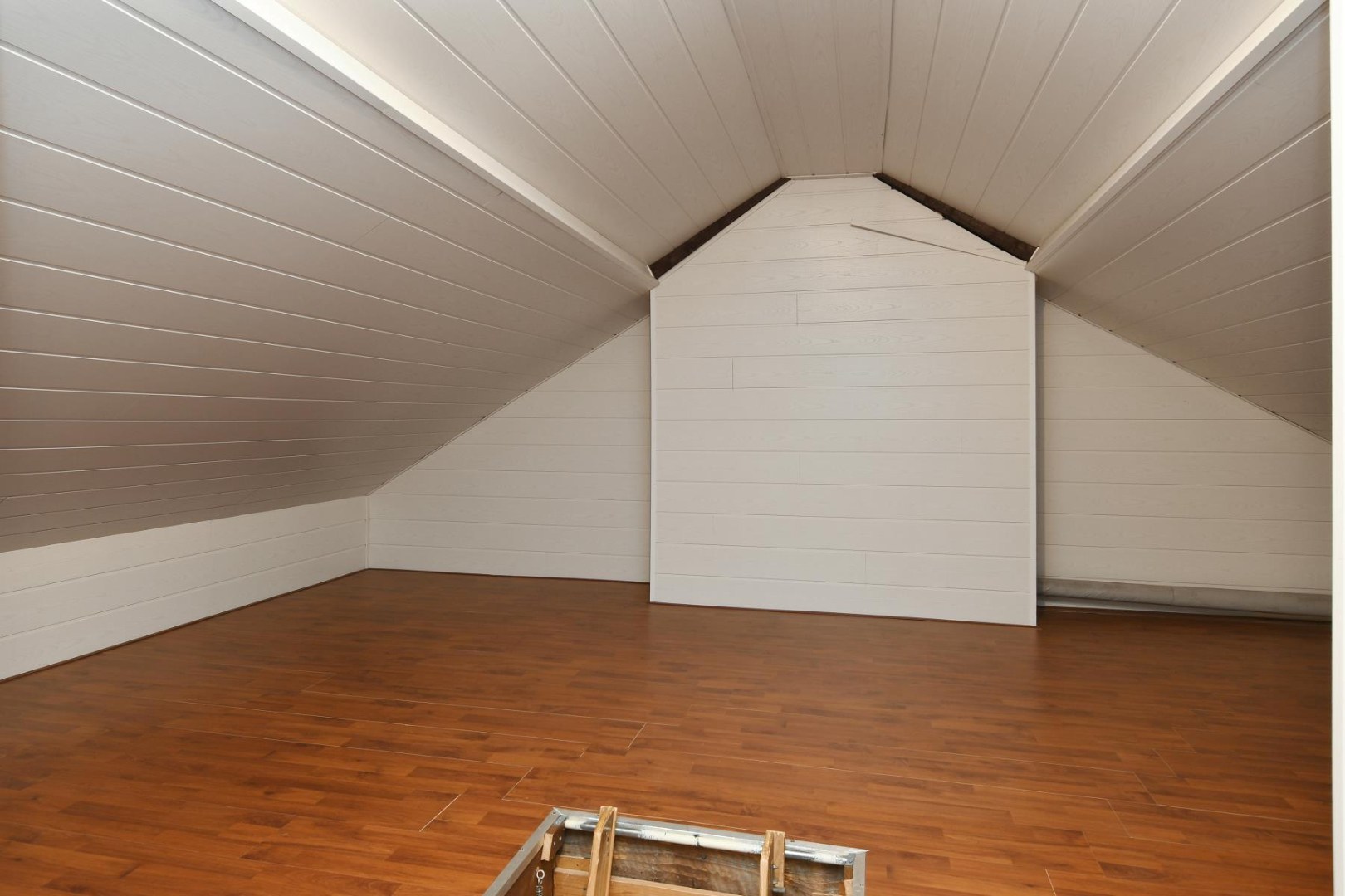 Geschakelde 2-onder-1-kap woning met serre, vier slaapkamers en inpandige garage gelegen nabij het centrum van Panningen 