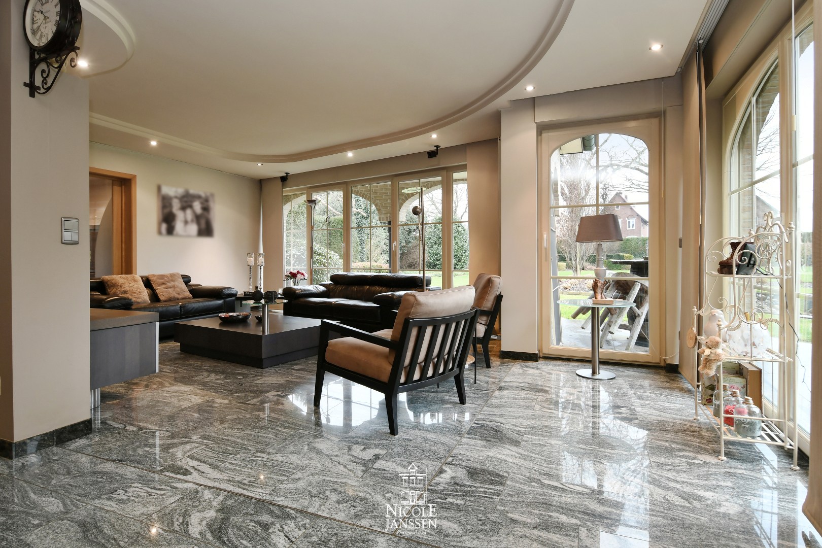 Veel natuurlijk lichtinval door de raampartijen 