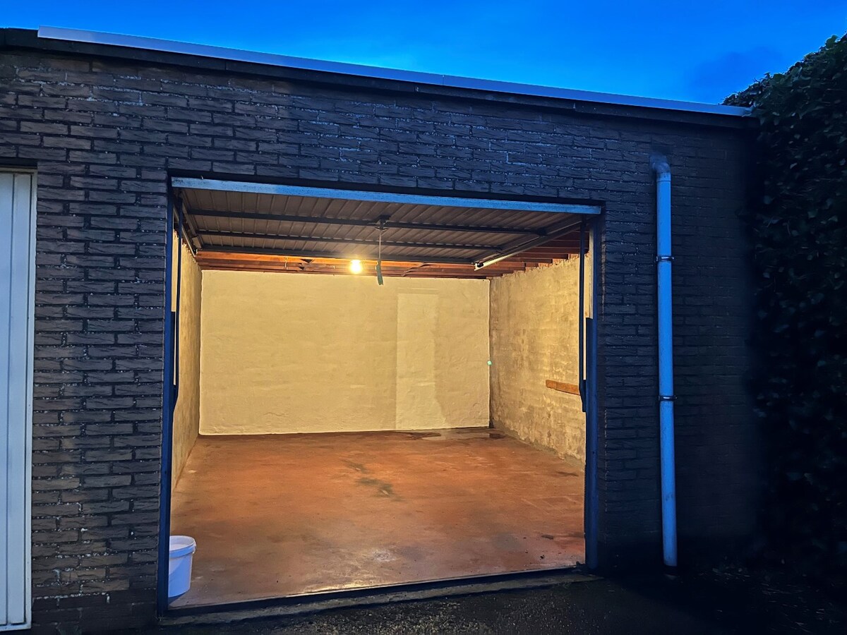 Ruime gesloten garagebox voorzien van elektriciteits en wateraansluiting 