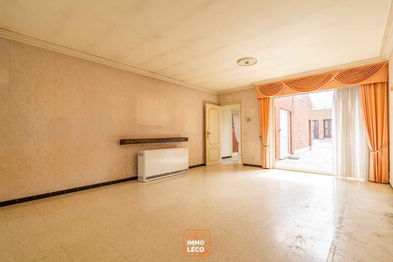 Plain-Pied idéalement situé avec jardin, garage et passage à l'arrière. Idéal 1er achat/investissement ! 