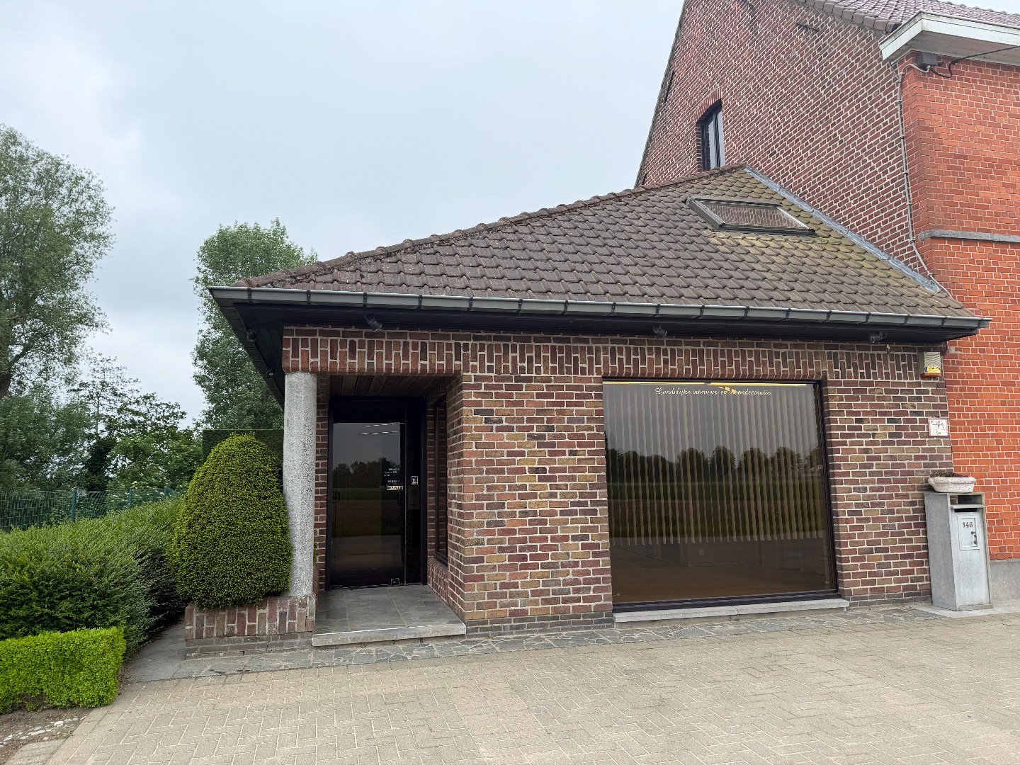 Commerciële ruimte van 134 m² met bijhorende parkingplaatsen 