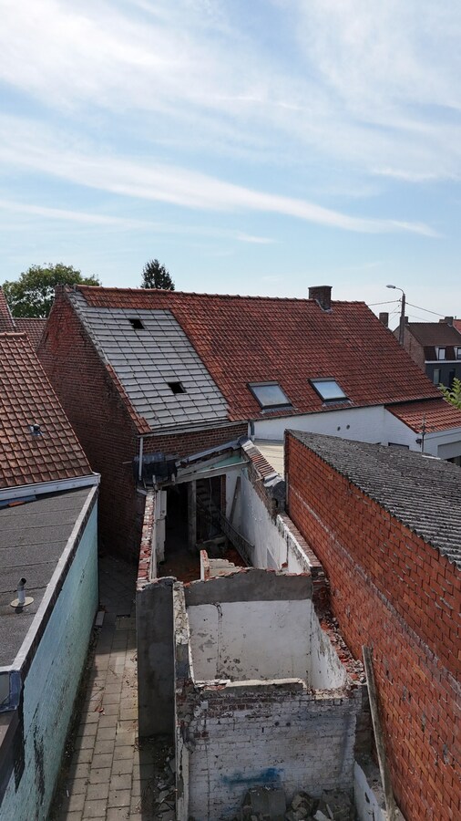Gedeeltelijk afgebroken woning met potentieel te Koekelare 