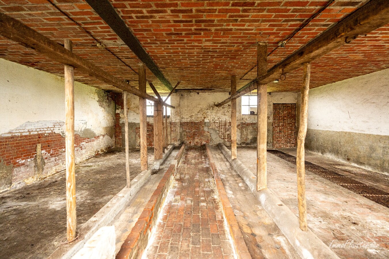 Ferme caractéristique avec une grande grange sur environ 2 hectares à Hoogstraten (achat de terrain supplémentaire d'environ 4 hectares possible). 